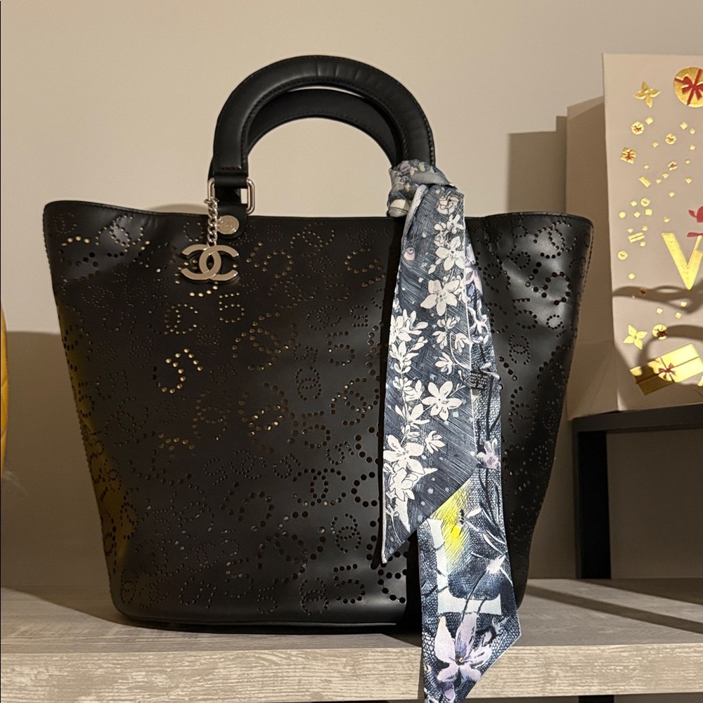 Retail $5000 Chanel tote leather bag authentic rare - Picture 3 of 17
